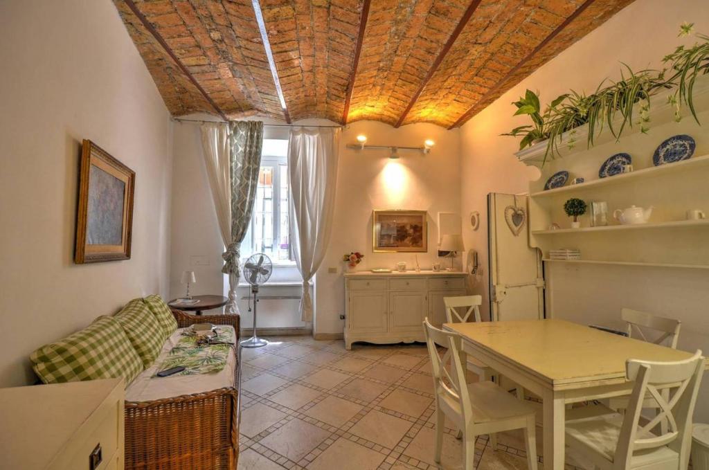 羅馬的住宿－Navona Fico Apartment，一间带桌子的客厅和一间厨房