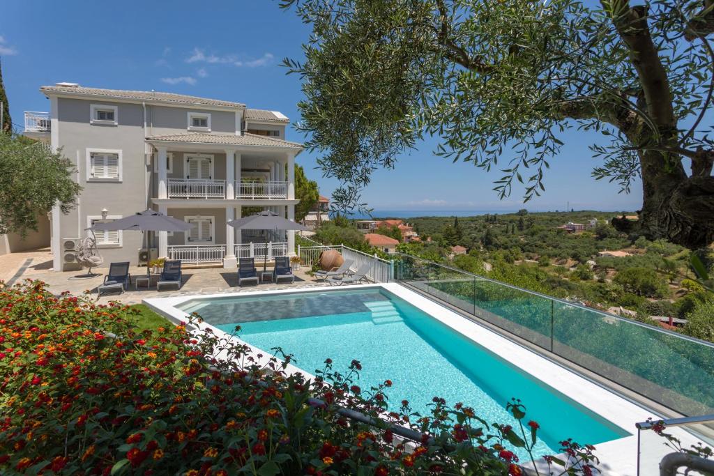 uma imagem de uma villa com piscina em Demargia Villa em Áno Yerakaríon