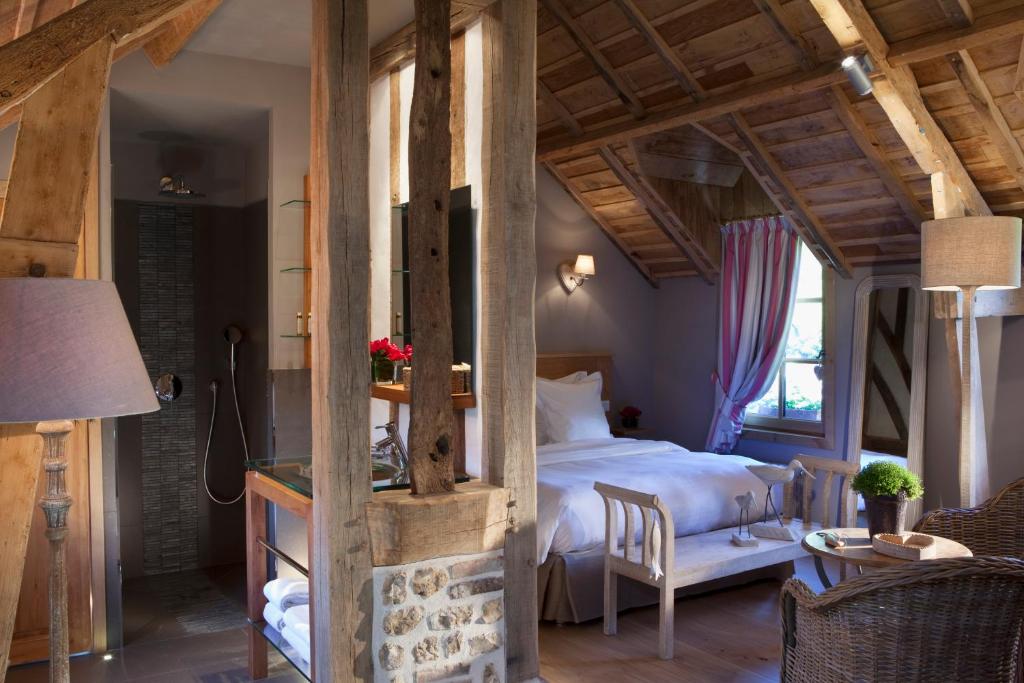 Postel nebo postele na pokoji v ubytování Auberge de la Source - Hôtel de Charme, Collection Saint-Siméon