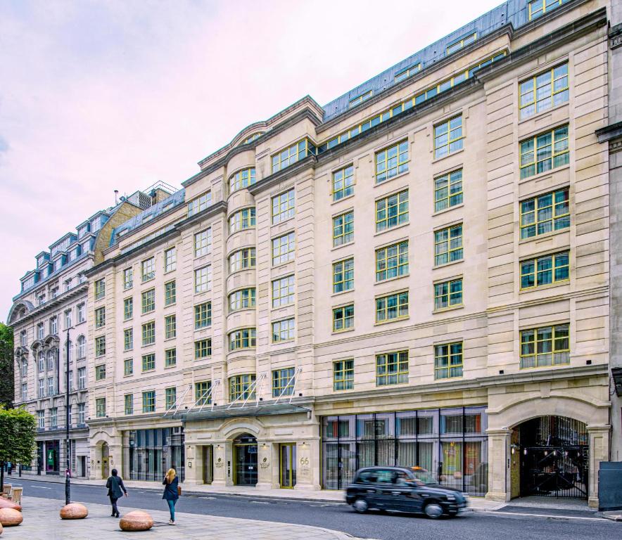 un gran edificio con un coche aparcado delante de él en Middle Eight - Covent Garden - Preferred Hotels and Resorts, en Londres