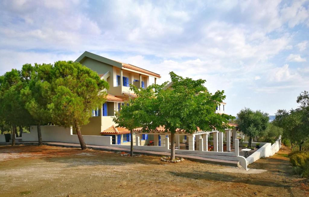 uma casa com árvores em frente em Olive Bay Hilltop Apartments Ammouliani em Ammouliani