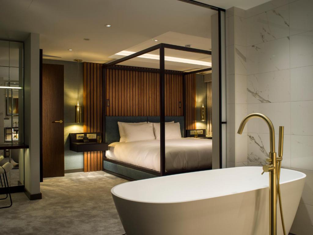 Postel nebo postele na pokoji v ubytování Middle Eight - Covent Garden - Preferred Hotels and Resorts