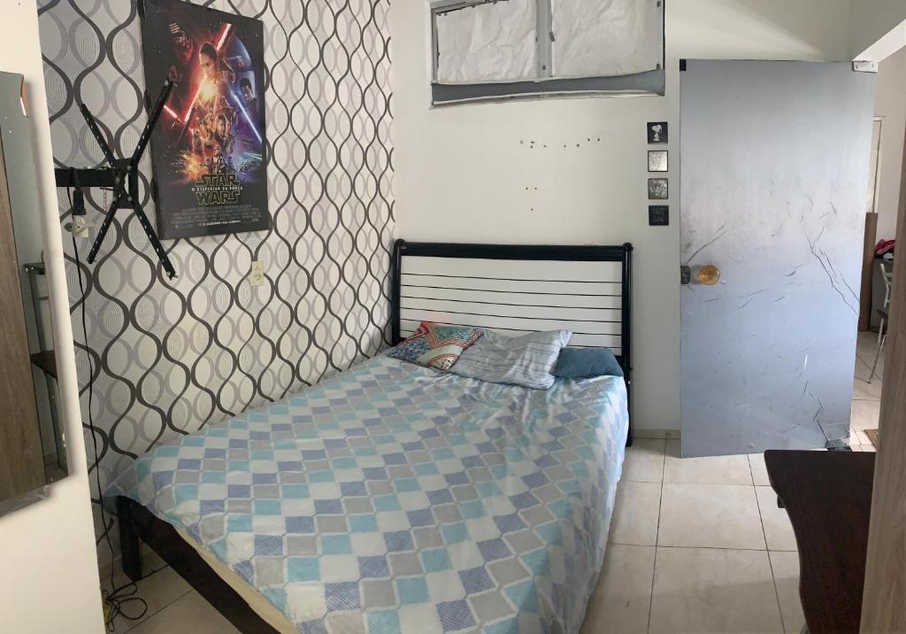  Quarto simples com cama de casal