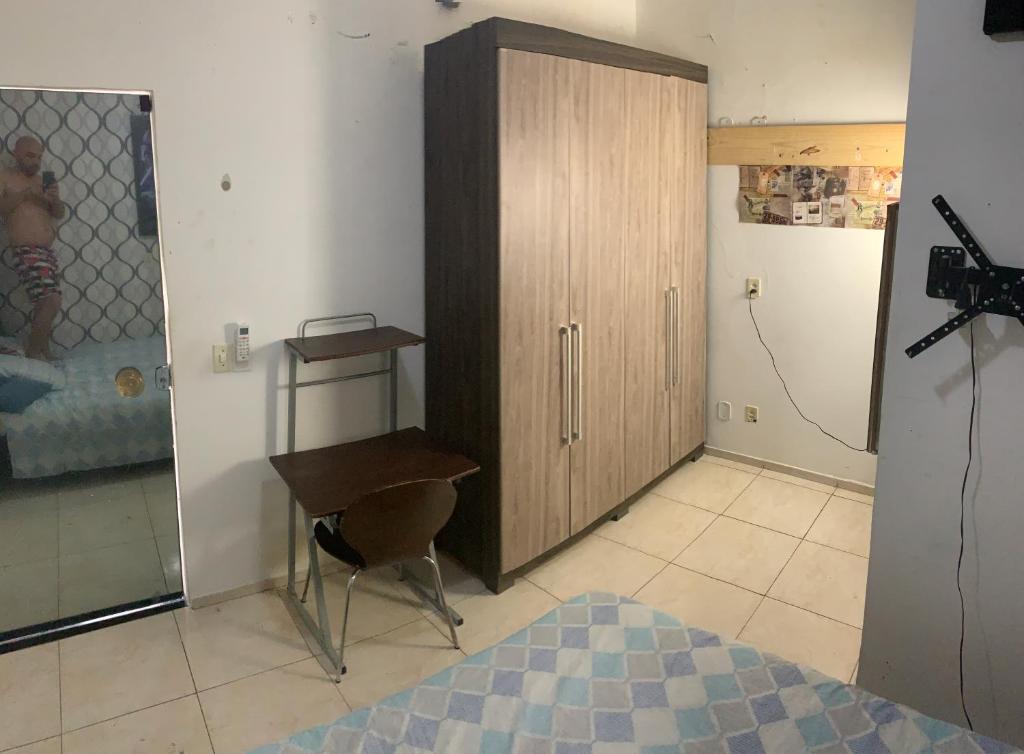  Quarto simples com cama de casal