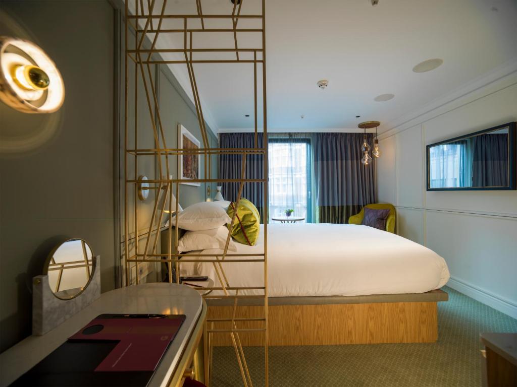 เตียงในห้องที่ The Guardsman - Preferred Hotels and Resorts