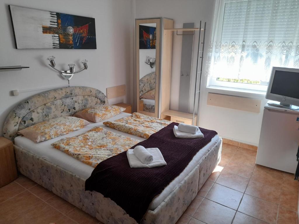 Postel nebo postele na pokoji v ubytování Guest House Móritz