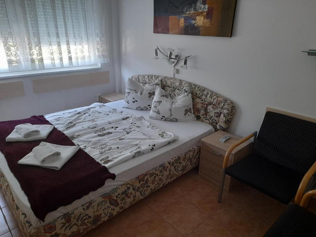 Postel nebo postele na pokoji v ubytování Guest House Móritz