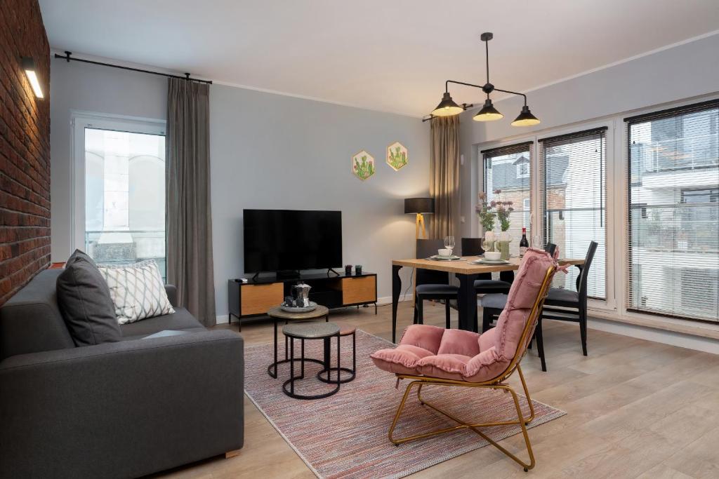Televízia a/alebo spoločenská miestnosť v ubytovaní Exclusive Apartments Mostowa by Renters Prestige