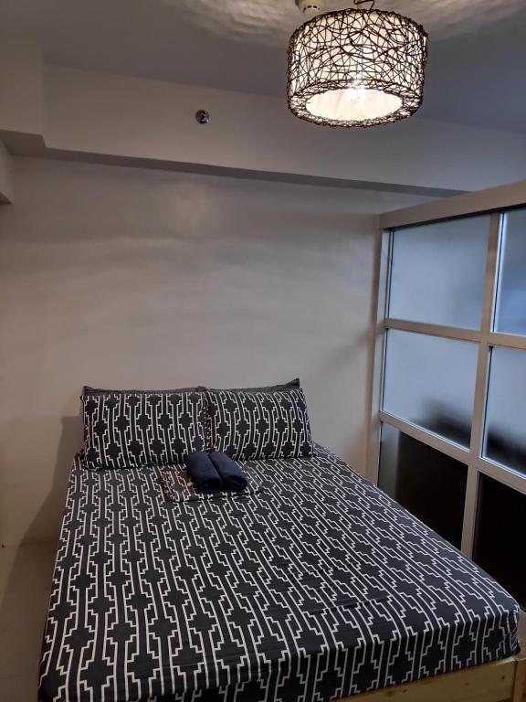 Postel nebo postele na pokoji v ubytování Tagaytay Staycation by Naya and Darla w Free Swimming Pool, WiFi & Netflix
