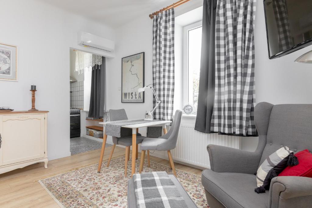 ein Wohnzimmer mit einem Tisch und einem Sofa in der Unterkunft Park Promenada Cosy Apartment in Warschau