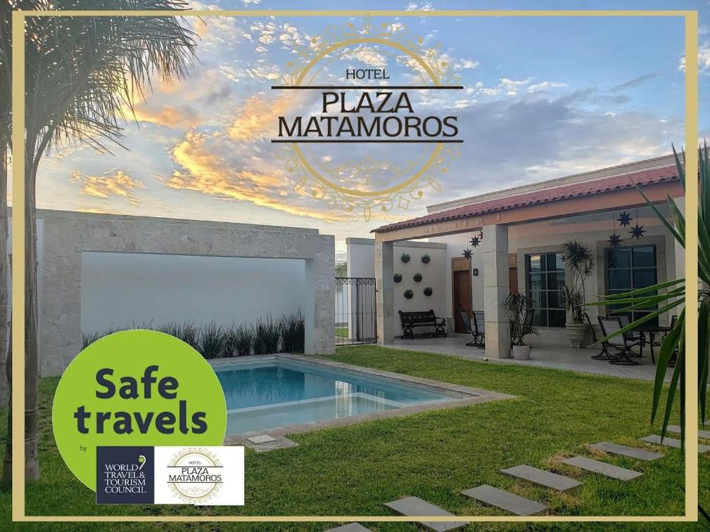 HOTEL PLAZA MATAMOROS في Matamoros: لافته للفيلا مع مسبح
