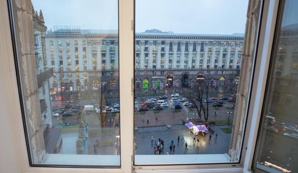 Nespecifikovaný výhled na destinaci Kyjev nebo výhled na město při pohledu z aparthotelu