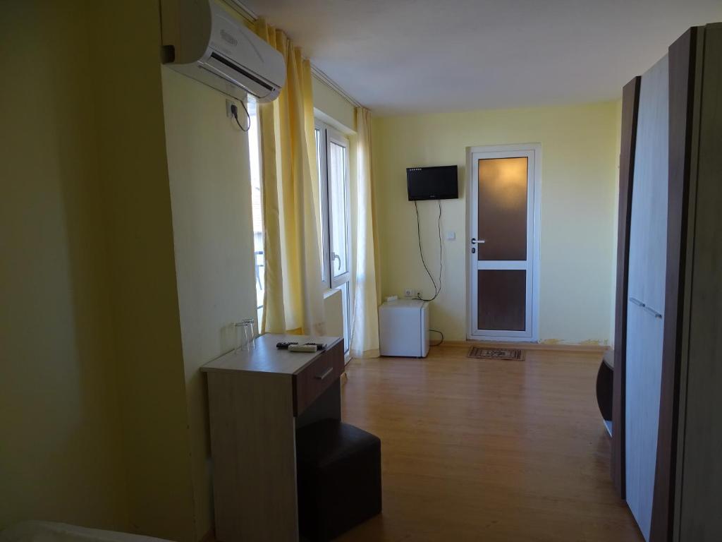 TV a/nebo společenská místnost v ubytování Kovachevi House
