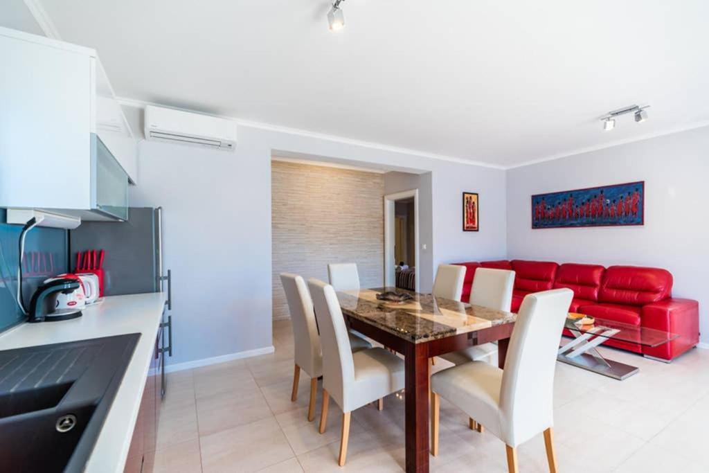 Kuchyňa alebo kuchynka v ubytovaní Luxury Apartment Marina View No 1