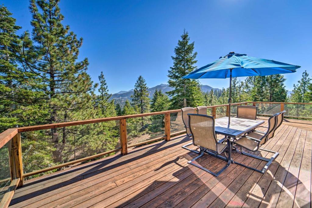 einen Tisch und Stühle auf einer Terrasse mit einem Sonnenschirm in der Unterkunft Stateline Escape - 6 Mi to Heavenly and Lake Tahoe! in Stateline