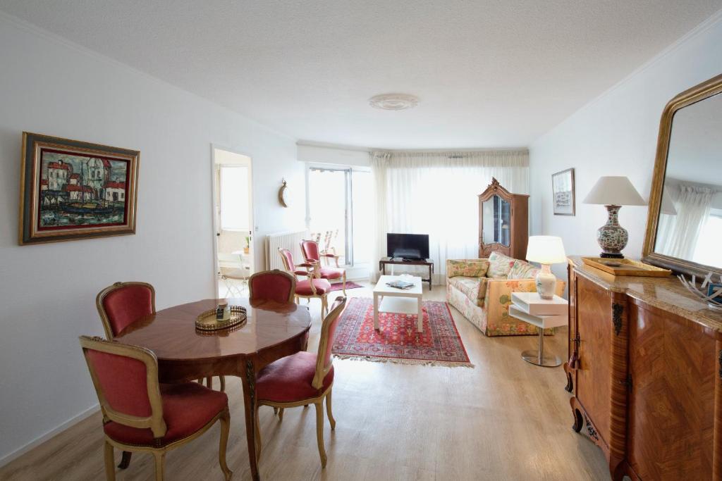 a living room with a table and chairs and a couch at Appartement 2 chambres Chartrons in Bordeaux