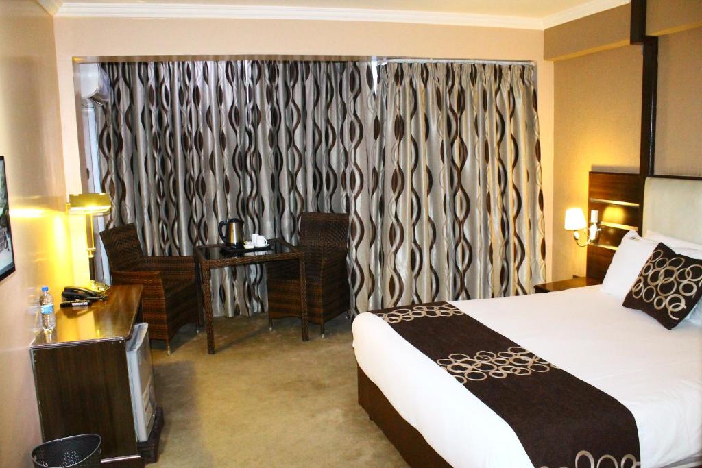 Postel nebo postele na pokoji v ubytování Airport Landing Hotel