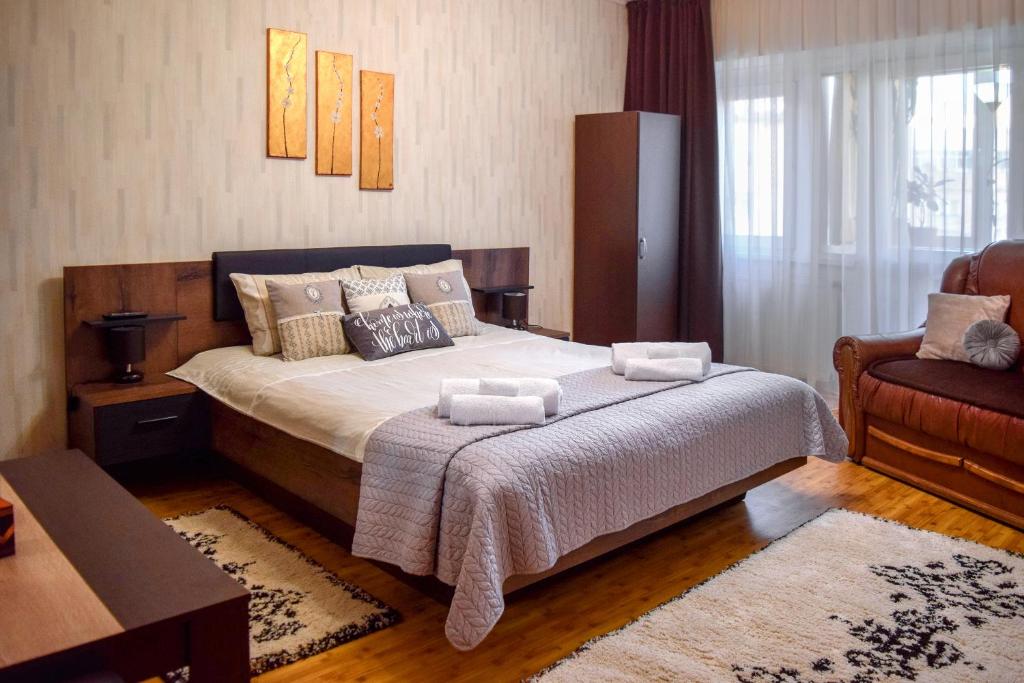 圖爾達的住宿－Central Park Apartment，一间卧室配有一张床,上面有两条毛巾