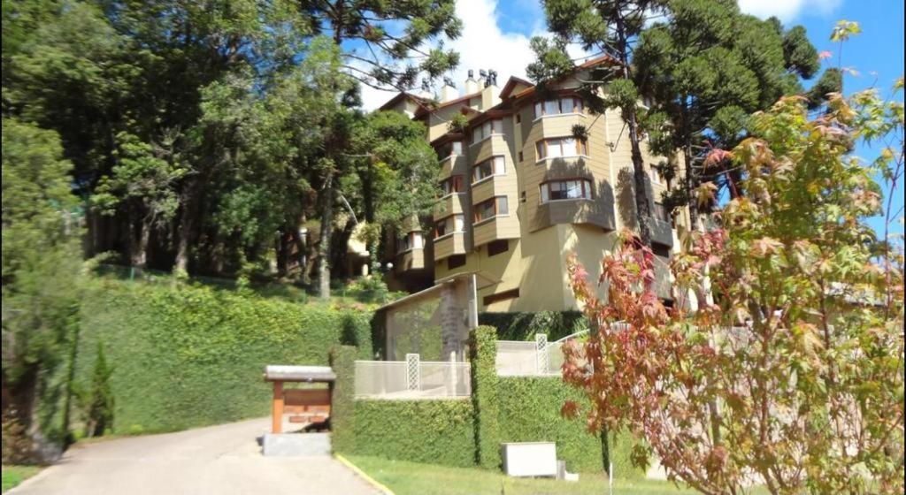 un edificio al lado de una colina en Apartamento Borges Gramado, en Gramado