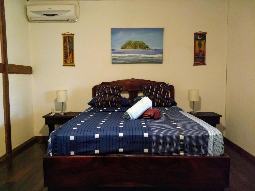 1 dormitorio con 1 cama con 2 mesitas de noche y 2 lámparas en Sunset Chill Out Bed & Breakfast, en Sámara