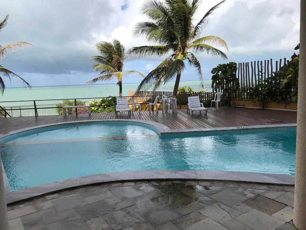 - une piscine avec vue sur l'océan dans l'établissement Atlântico Flat beira-mar, à Natal