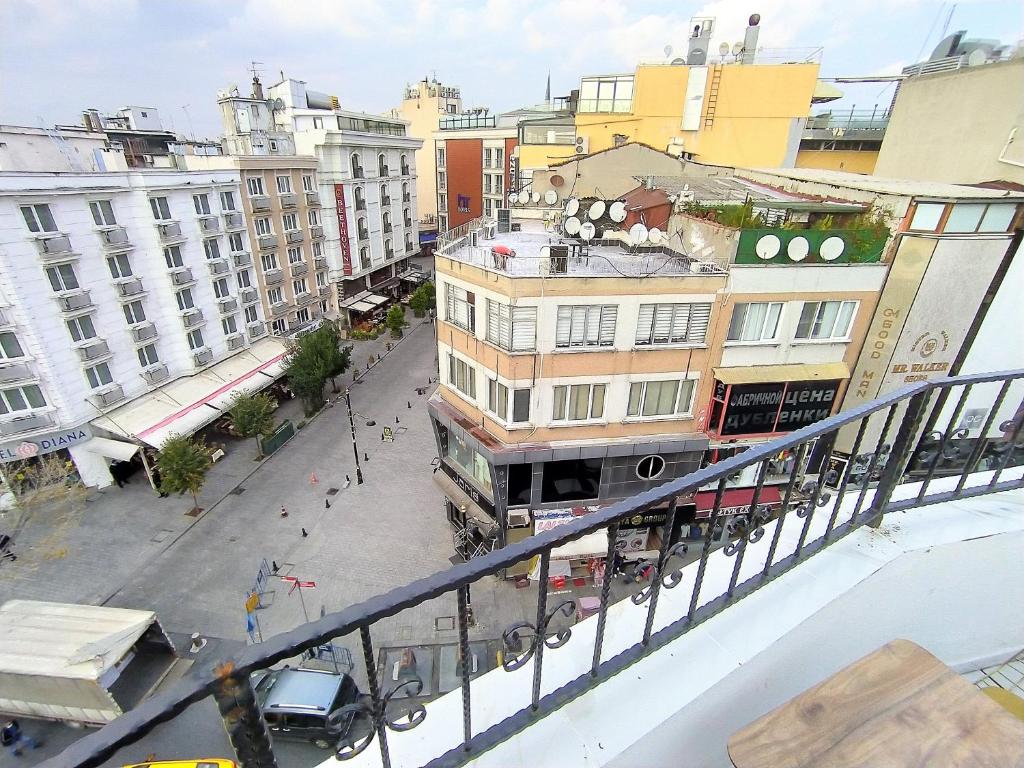 King Istanbul Hotel - Double Room With Balcony