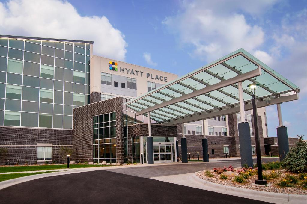 un bâtiment universitaire avec un grand auvent en verre devant lui dans l'établissement Hyatt Place Sioux Falls South, à Sioux Falls