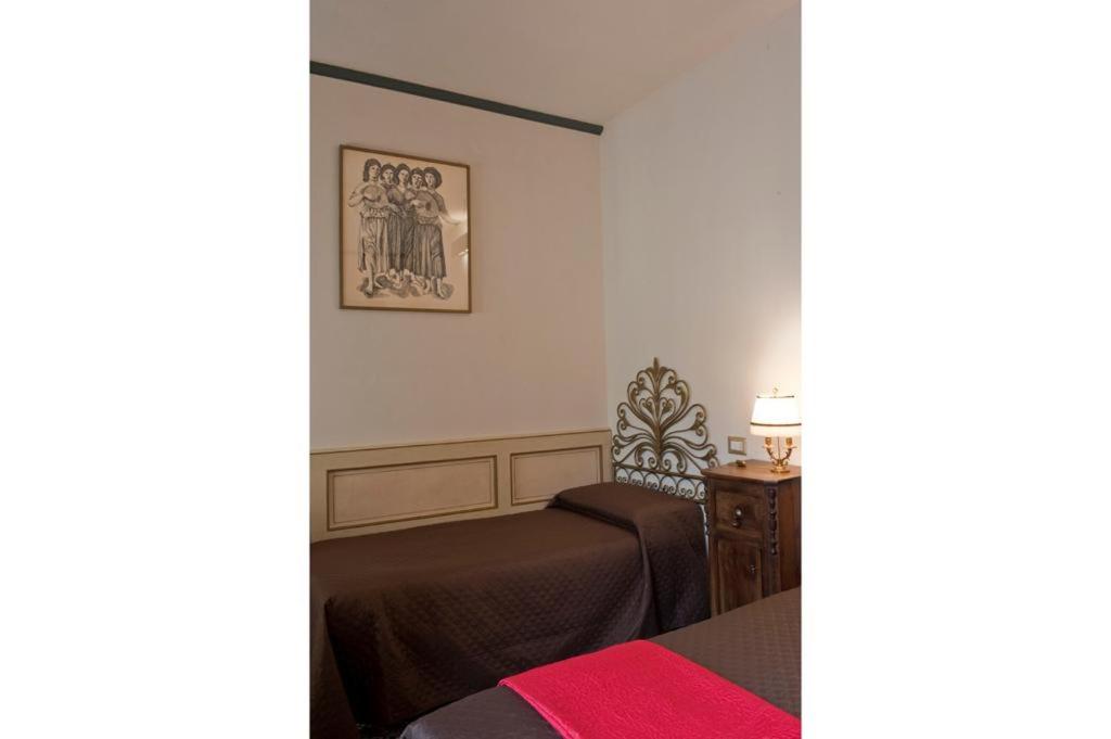 A bed or beds in a room at Dolce Rosa ♡ Centro Storico