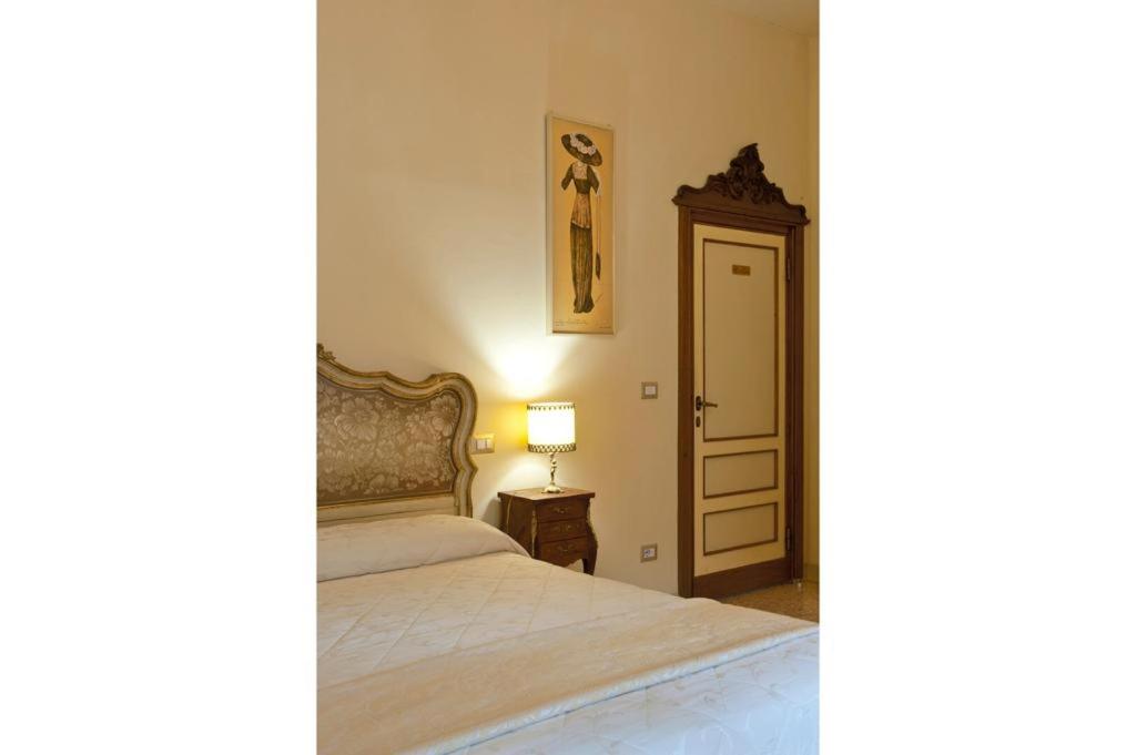 A bed or beds in a room at Dolce Rosa ♡ Centro Storico