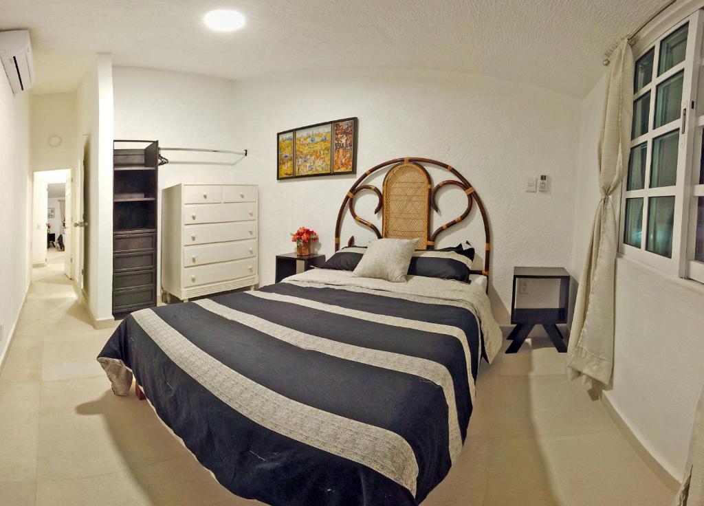 Postel nebo postele na pokoji v ubytování HominngBird Acapulco