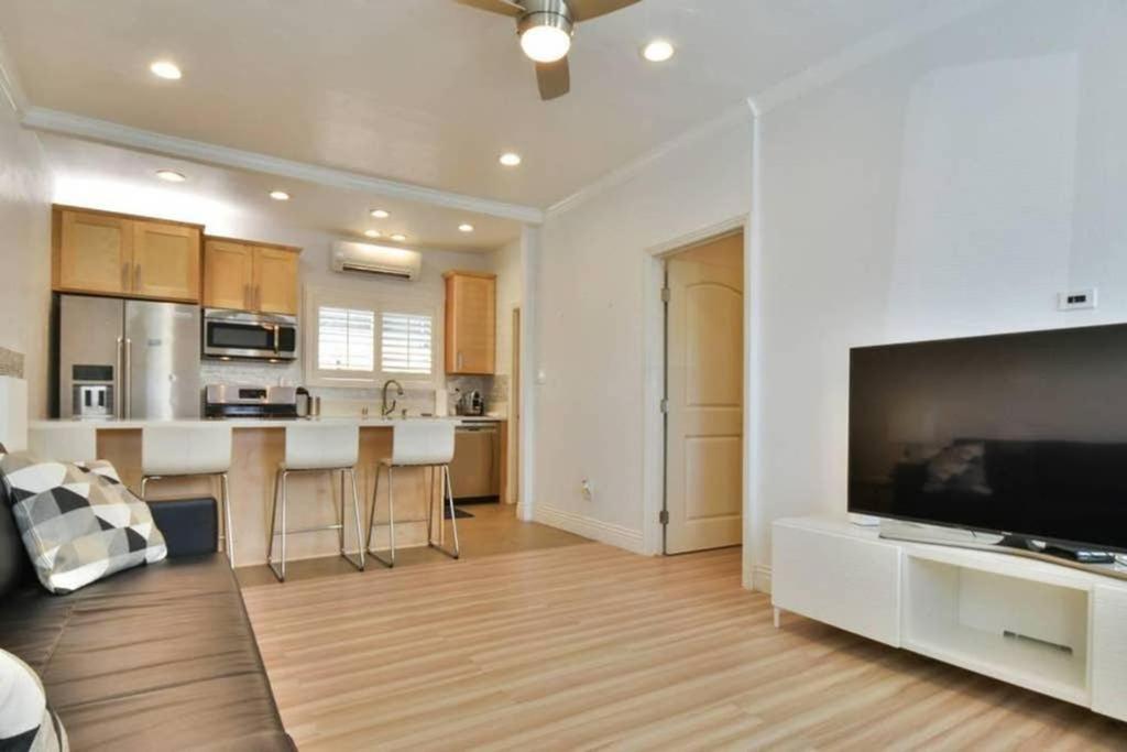 Η κουζίνα ή μικρή κουζίνα στο 1000#2 Magnificent Beach Home w/ AC & 4K TVs