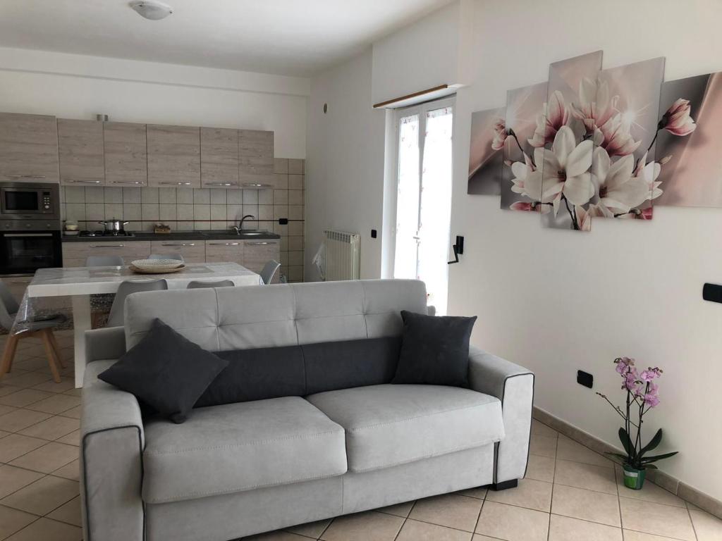 salon z kanapą i kuchnią w obiekcie Luxury Affitti brevi w mieście Marconia
