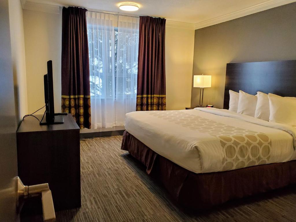 Postel nebo postele na pokoji v ubytování Super 8 by Wyndham Macleod Trail Calgary