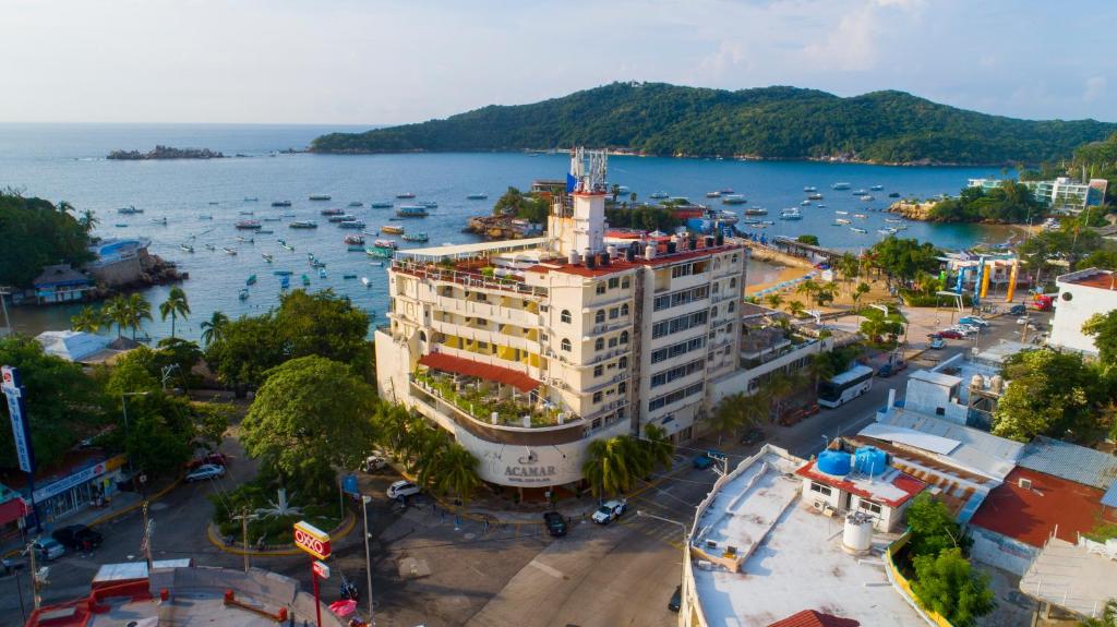 eine Luftansicht eines Gebäudes neben einem Wasserkörper in der Unterkunft Acamar Beach Resort in Acapulco
