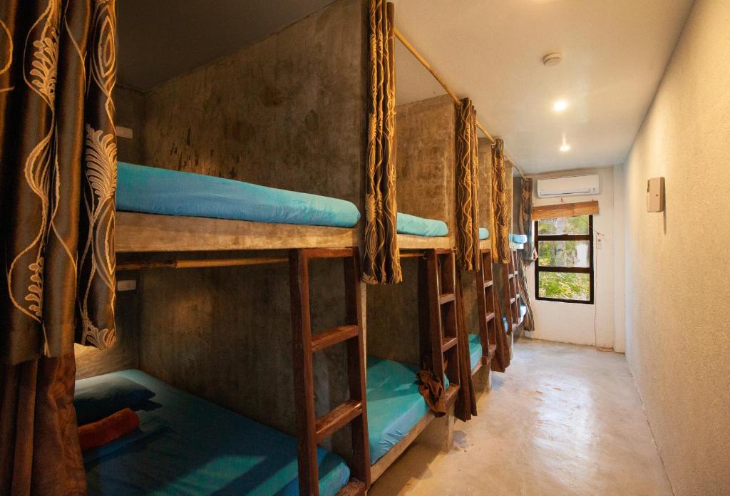 Palanda nebo palandy na pokoji v ubytování Sunlit Hostel