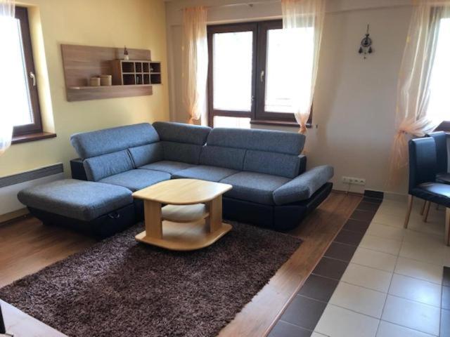 sala de estar con sofá azul y mesa en R.Y. AD Kamzik en Donovaly