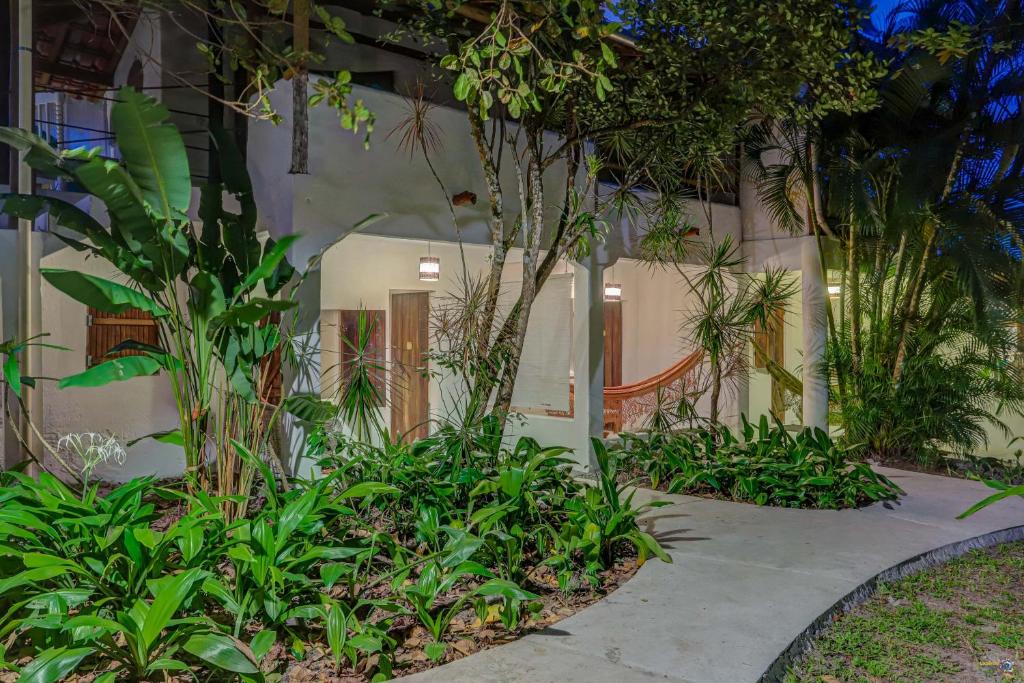 Um jardim em Pousada Ilha Verde