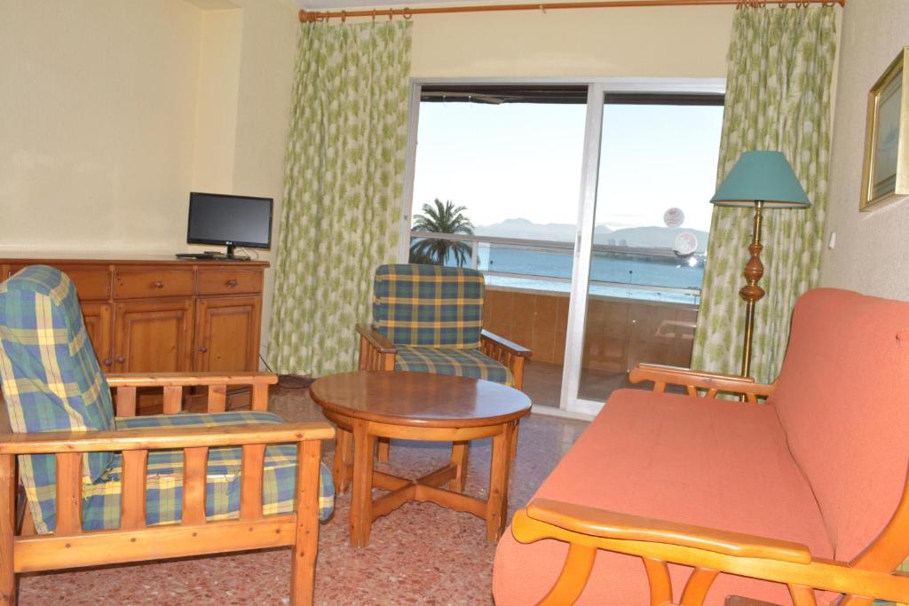 Televízia a/alebo spoločenská miestnosť v ubytovaní Apartamentos Florazar II Ajhory