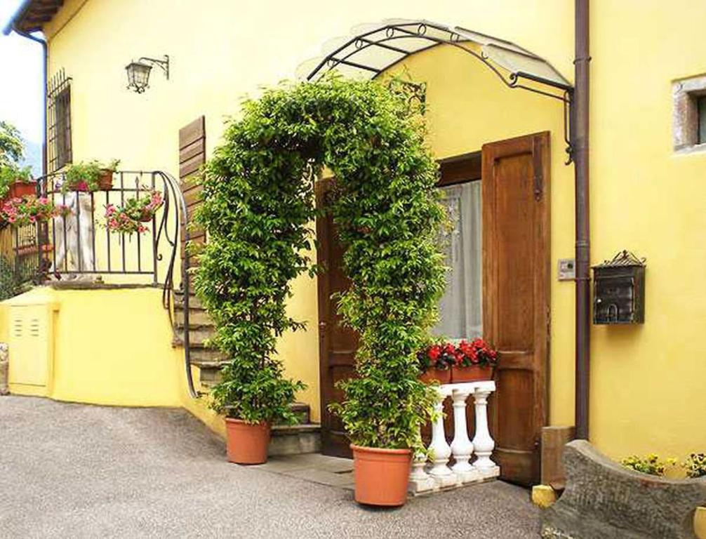 un edificio con una puerta y plantas delante de ella en Ulivo Rosso, en Sesto Fiorentino