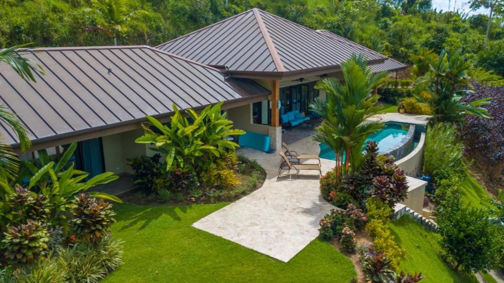 una vista aérea de una casa con piscina en Casa Latte, en Uvita