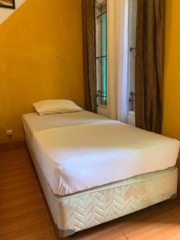 YOLO Oasis Hotel