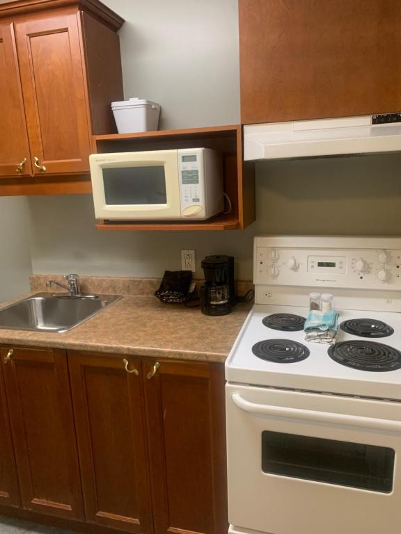 Una cocina o kitchenette en Hotel and Suites Les Laurentides