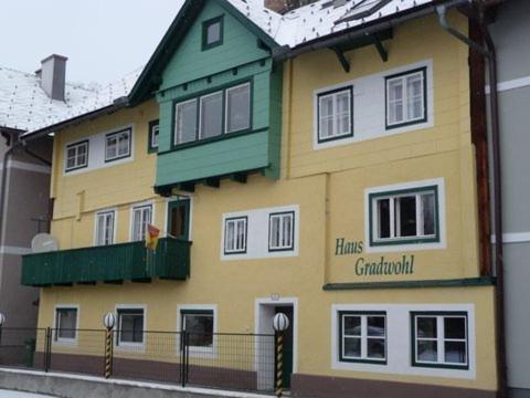 un gran edificio amarillo con techo verde en Haus Gradwohl, en Schladming