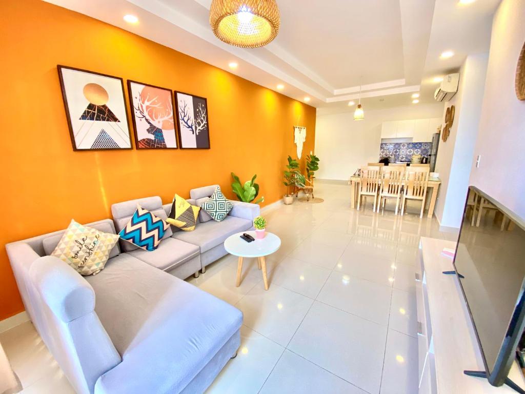 salon z kanapą i stołem w obiekcie Luxury Cookies Apartment Vung Tau Gold Sea Melody w mieście Vung Tau