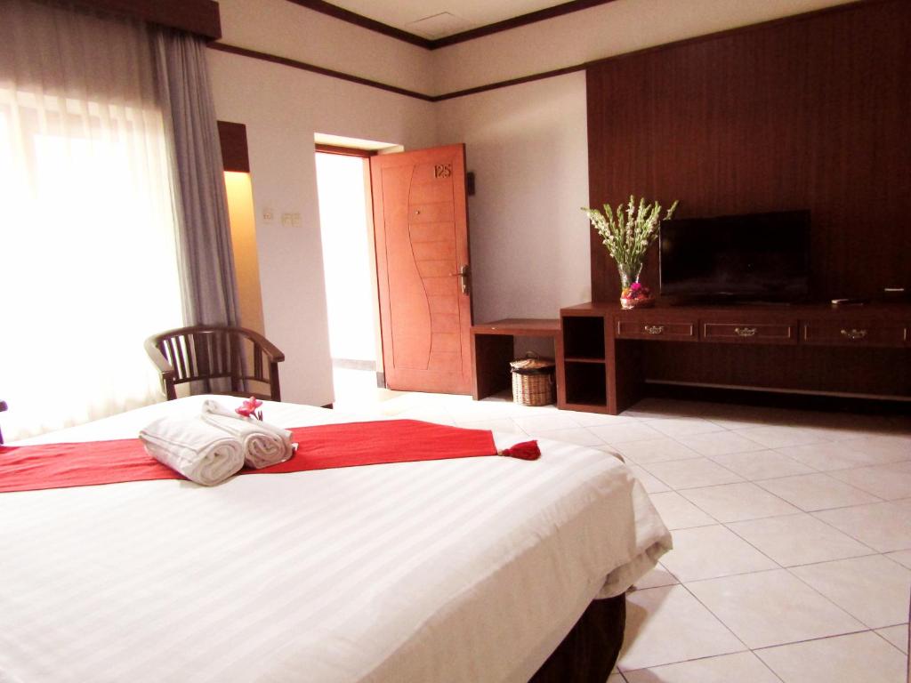 Postel nebo postele na pokoji v ubytování Hotel Pelangi Malang, Kayutangan Heritage