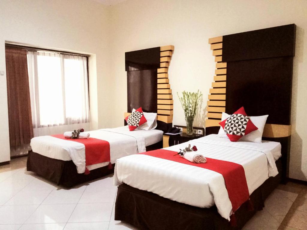 Postel nebo postele na pokoji v ubytování Hotel Pelangi Malang, Kayutangan Heritage