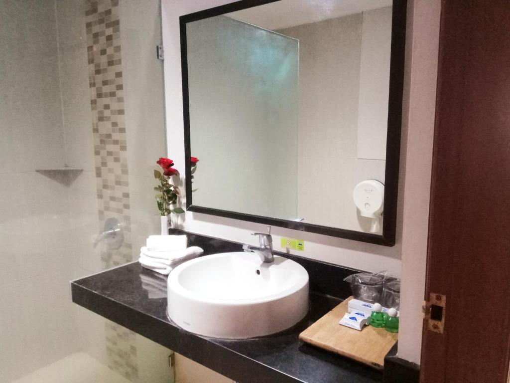 Koupelna v ubytování Hotel Pelangi Malang, Kayutangan Heritage