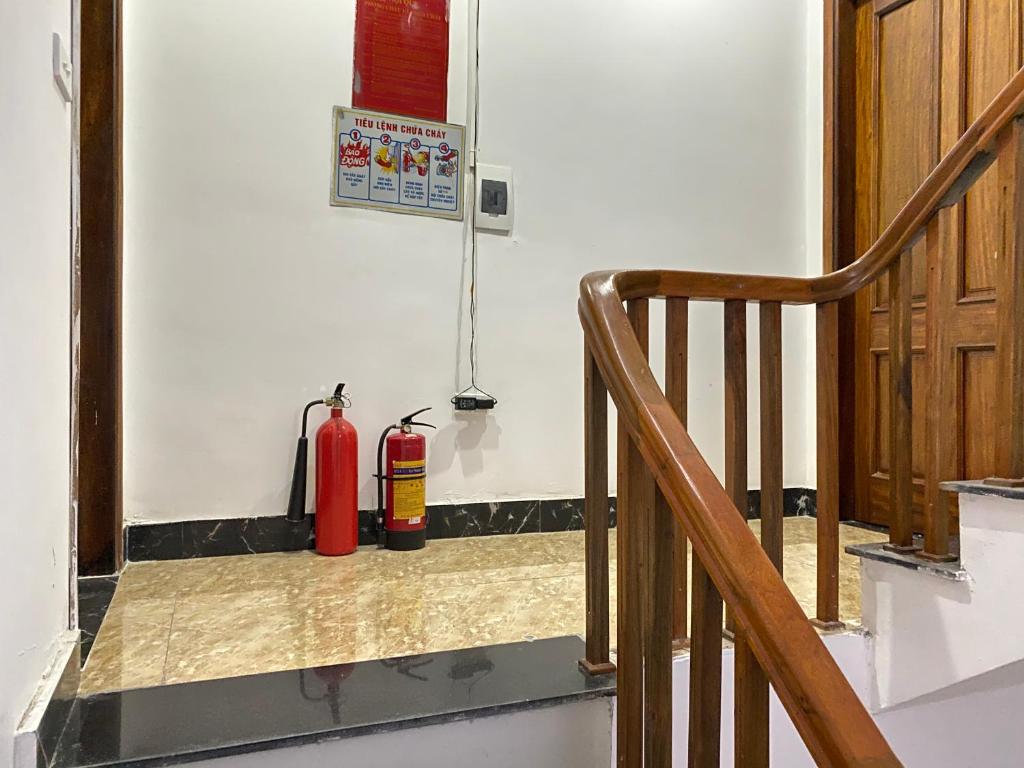 una escalera con una boca de incendios y un hidrante tacistacista en New Sun Hotel en Hanoi