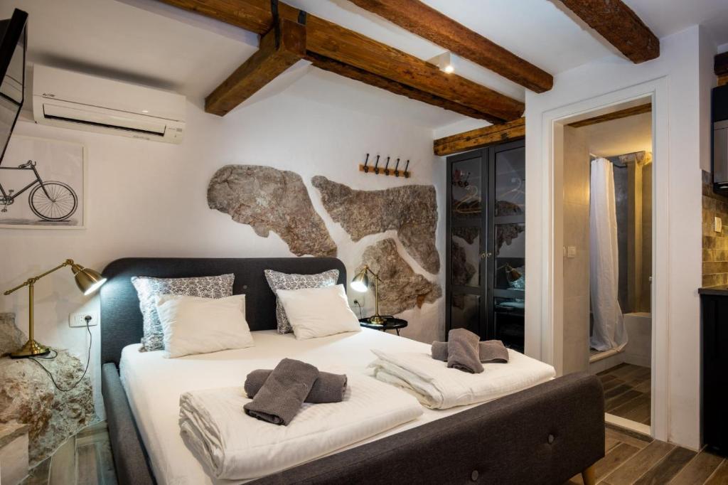 1 dormitorio con 1 cama grande con sábanas blancas en Private Accommodion Linda Studio, en Dubrovnik