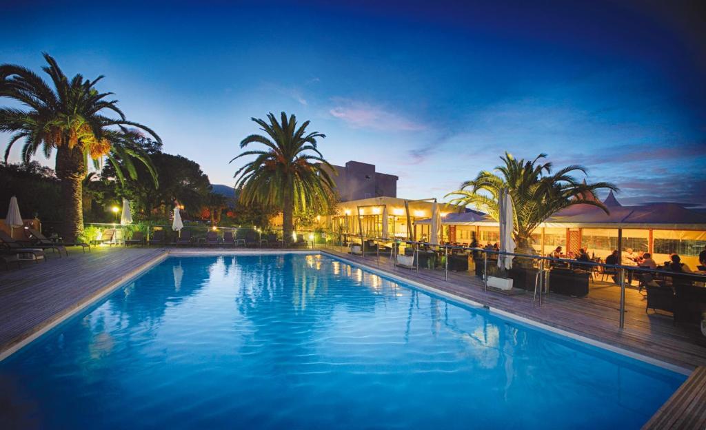 Bazén v ubytování Hôtel Spa Restaurant La Madrague nebo v jeho okolí